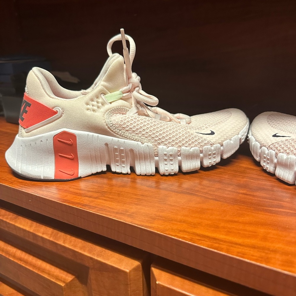 Nike Women’s Metcon sneaker new barely worn size 8.5